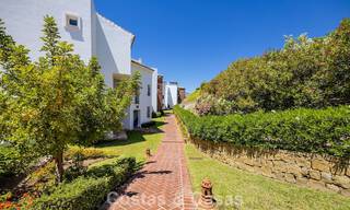 Impresionante ático de 3 dormitorios en venta con amplia terraza en la azotea en entorno de golf en Marbella - Benahavís 801366 