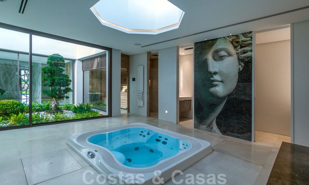 Villa moderna, lista para entrar a vivir, en venta con vistas en La Quinta, una urbanización de golf en Marbella - Benahavís 801022