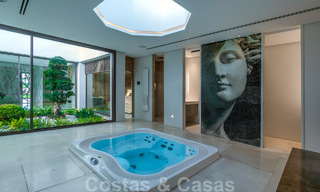 Villa moderna, lista para entrar a vivir, en venta con vistas en La Quinta, una urbanización de golf en Marbella - Benahavís 801022 