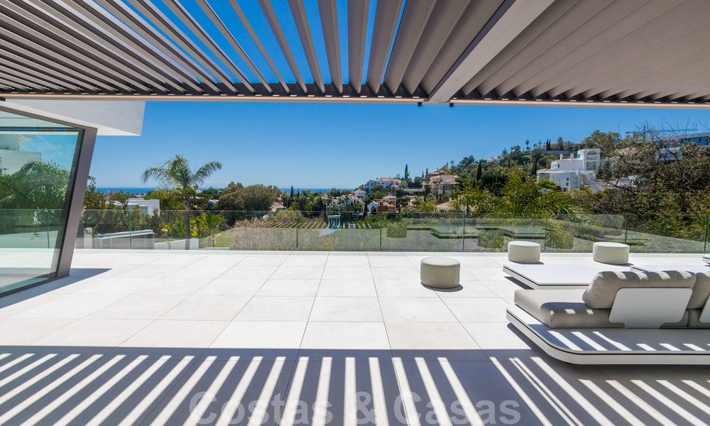 Villa moderna, lista para entrar a vivir, en venta con vistas en La Quinta, una urbanización de golf en Marbella - Benahavís 801029