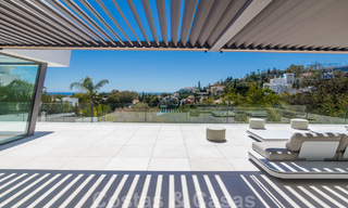Villa moderna, lista para entrar a vivir, en venta con vistas en La Quinta, una urbanización de golf en Marbella - Benahavís 801029 