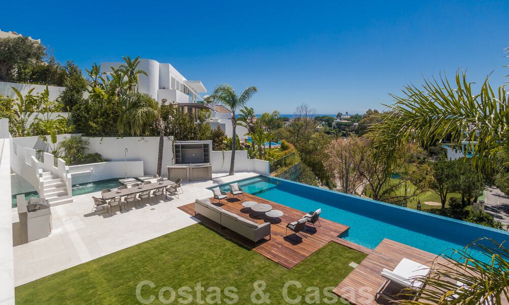 Villa moderna, lista para entrar a vivir, en venta con vistas en La Quinta, una urbanización de golf en Marbella - Benahavís 801030