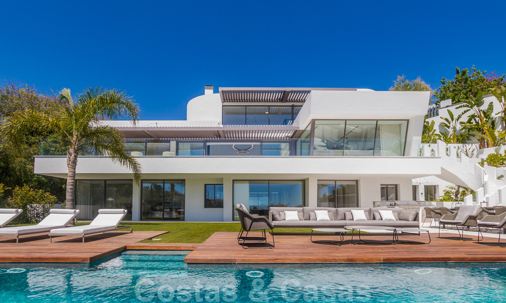 Villa moderna, lista para entrar a vivir, en venta con vistas en La Quinta, una urbanización de golf en Marbella - Benahavís 801031