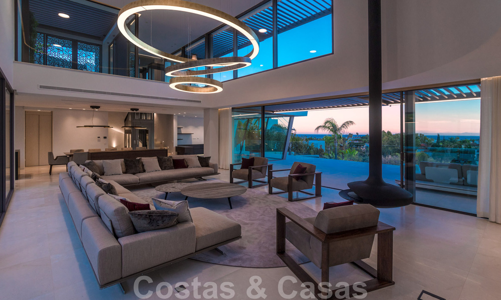 Villa moderna, lista para entrar a vivir, en venta con vistas en La Quinta, una urbanización de golf en Marbella - Benahavís 801032