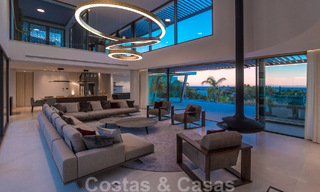 Villa moderna, lista para entrar a vivir, en venta con vistas en La Quinta, una urbanización de golf en Marbella - Benahavís 801032 