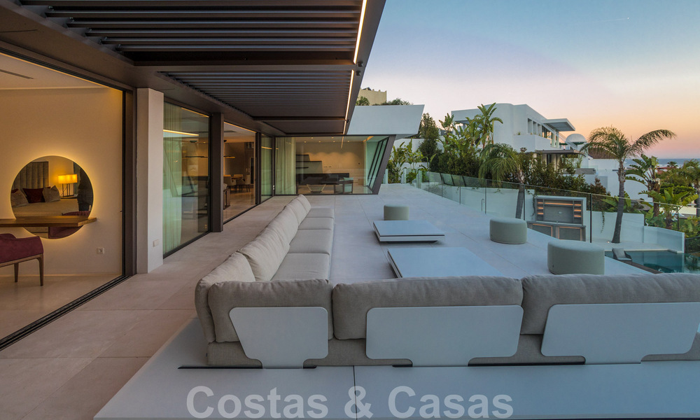 Villa moderna, lista para entrar a vivir, en venta con vistas en La Quinta, una urbanización de golf en Marbella - Benahavís 801033