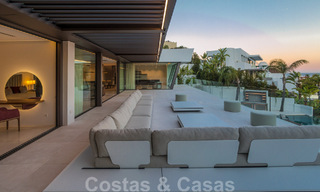 Villa moderna, lista para entrar a vivir, en venta con vistas en La Quinta, una urbanización de golf en Marbella - Benahavís 801033 