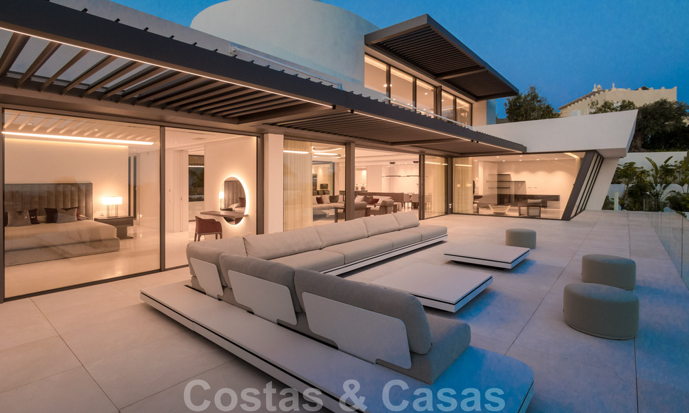 Villa moderna, lista para entrar a vivir, en venta con vistas en La Quinta, una urbanización de golf en Marbella - Benahavís 801035