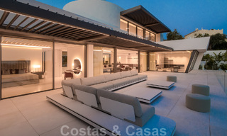 Villa moderna, lista para entrar a vivir, en venta con vistas en La Quinta, una urbanización de golf en Marbella - Benahavís 801035 