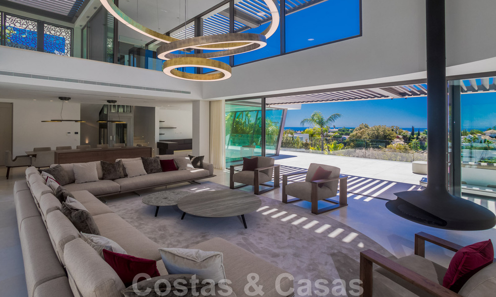 Villa moderna, lista para entrar a vivir, en venta con vistas en La Quinta, una urbanización de golf en Marbella - Benahavís 801036