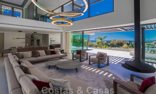 Villa moderna, lista para entrar a vivir, en venta con vistas en La Quinta, una urbanización de golf en Marbella - Benahavís 801036 