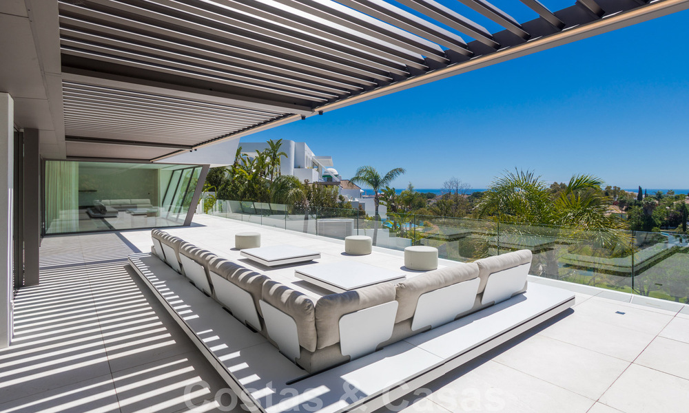 Villa moderna, lista para entrar a vivir, en venta con vistas en La Quinta, una urbanización de golf en Marbella - Benahavís 801037