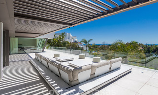 Villa moderna, lista para entrar a vivir, en venta con vistas en La Quinta, una urbanización de golf en Marbella - Benahavís 801037 