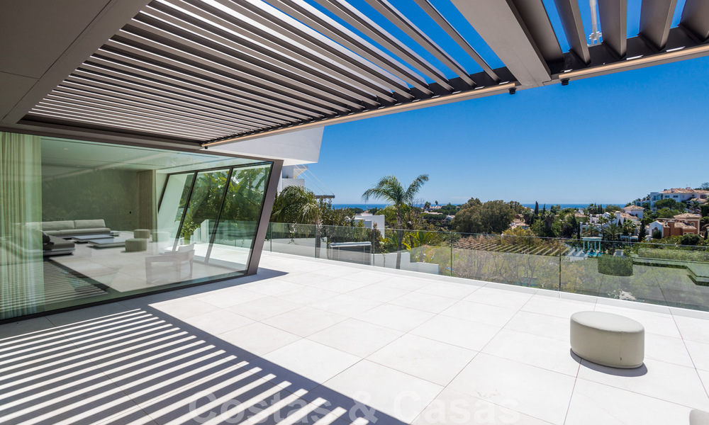 Villa moderna, lista para entrar a vivir, en venta con vistas en La Quinta, una urbanización de golf en Marbella - Benahavís 801038