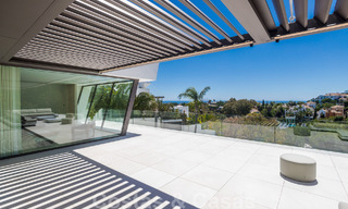 Villa moderna, lista para entrar a vivir, en venta con vistas en La Quinta, una urbanización de golf en Marbella - Benahavís 801038 