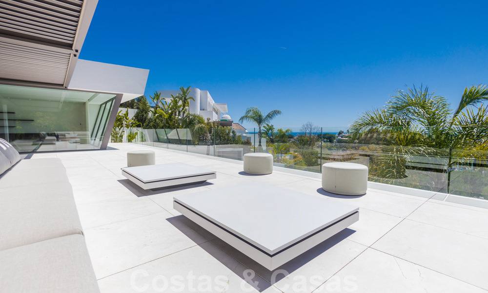 Villa moderna, lista para entrar a vivir, en venta con vistas en La Quinta, una urbanización de golf en Marbella - Benahavís 801040