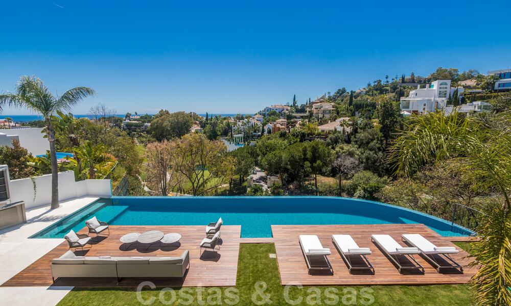 Villa moderna, lista para entrar a vivir, en venta con vistas en La Quinta, una urbanización de golf en Marbella - Benahavís 801041