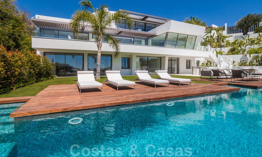 Villa moderna, lista para entrar a vivir, en venta con vistas en La Quinta, una urbanización de golf en Marbella - Benahavís 801042