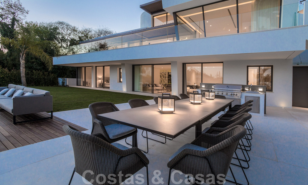 Villa moderna, lista para entrar a vivir, en venta con vistas en La Quinta, una urbanización de golf en Marbella - Benahavís 801045
