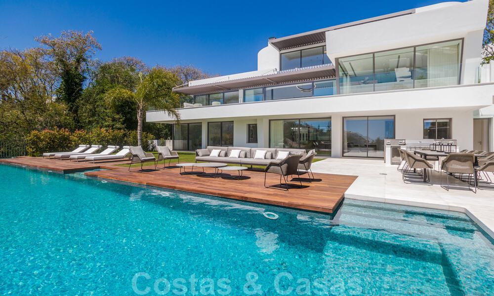 Villa moderna, lista para entrar a vivir, en venta con vistas en La Quinta, una urbanización de golf en Marbella - Benahavís 801046