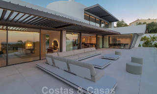 Villa moderna, lista para entrar a vivir, en venta con vistas en La Quinta, una urbanización de golf en Marbella - Benahavís 801049 