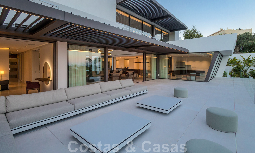 Villa moderna, lista para entrar a vivir, en venta con vistas en La Quinta, una urbanización de golf en Marbella - Benahavís 801050