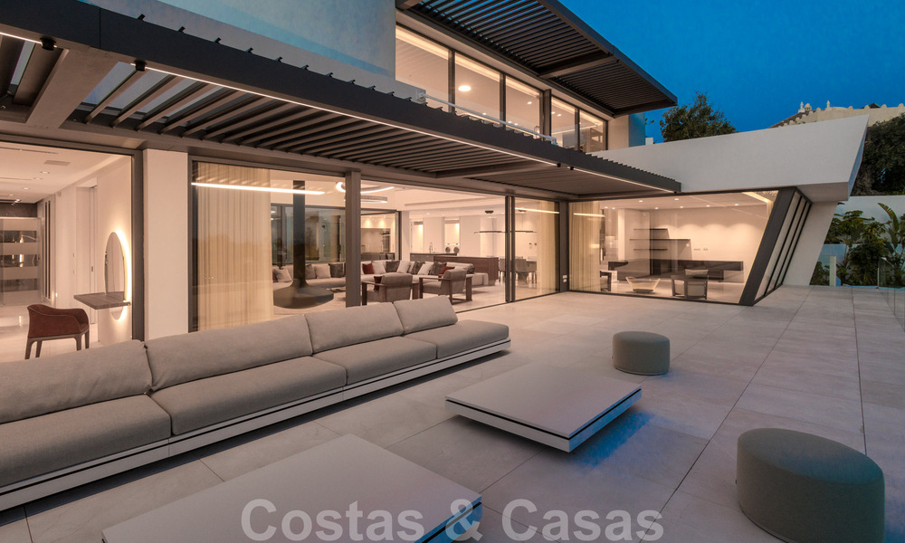 Villa moderna, lista para entrar a vivir, en venta con vistas en La Quinta, una urbanización de golf en Marbella - Benahavís 801052