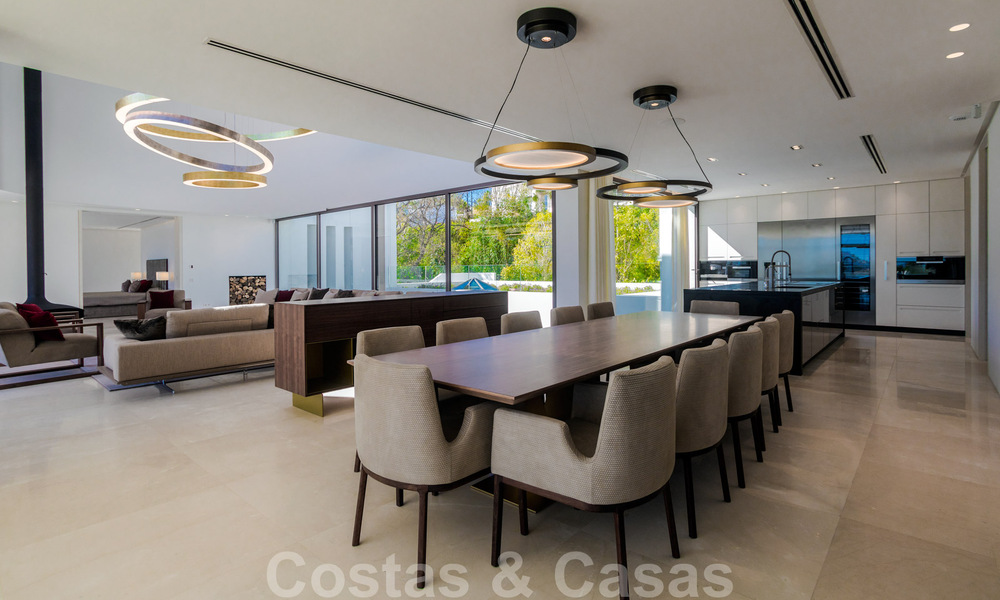 Villa moderna, lista para entrar a vivir, en venta con vistas en La Quinta, una urbanización de golf en Marbella - Benahavís 801053