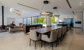 Villa moderna, lista para entrar a vivir, en venta con vistas en La Quinta, una urbanización de golf en Marbella - Benahavís 801053 