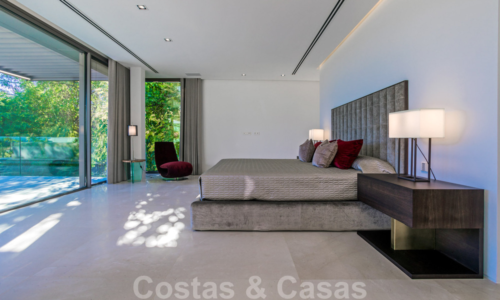 Villa moderna, lista para entrar a vivir, en venta con vistas en La Quinta, una urbanización de golf en Marbella - Benahavís 801054