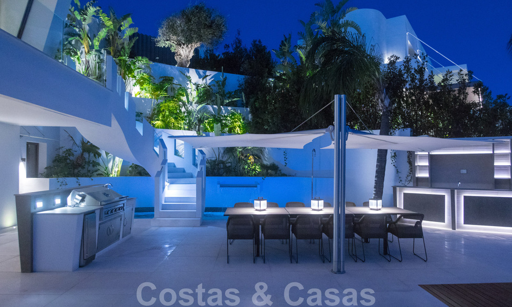 Villa moderna, lista para entrar a vivir, en venta con vistas en La Quinta, una urbanización de golf en Marbella - Benahavís 801056