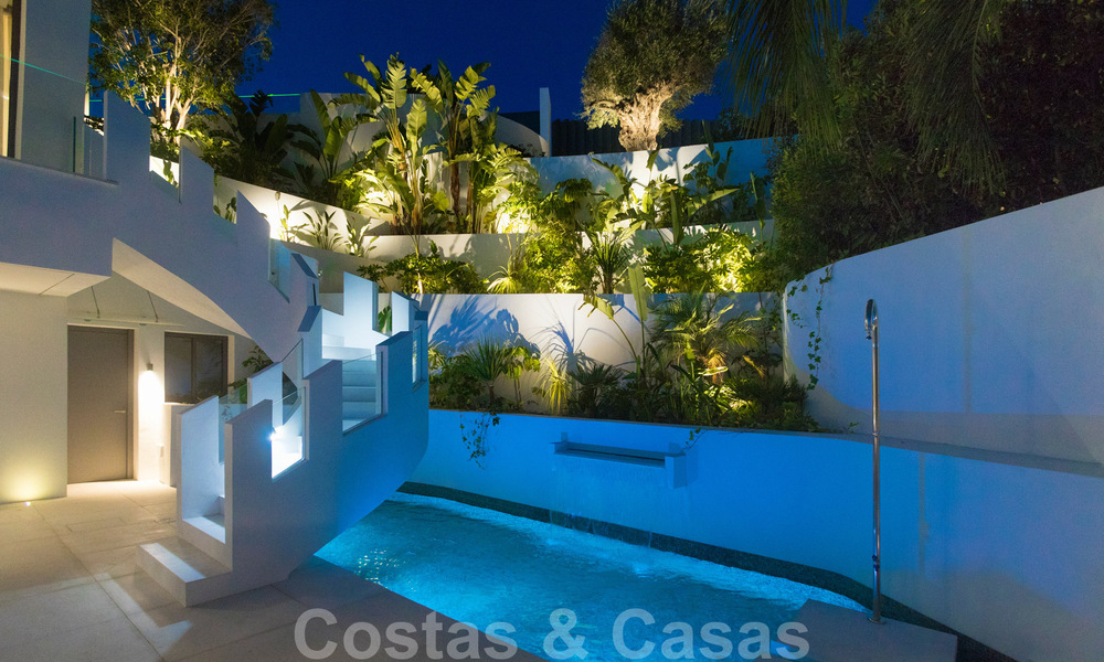Villa moderna, lista para entrar a vivir, en venta con vistas en La Quinta, una urbanización de golf en Marbella - Benahavís 801057