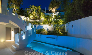 Villa moderna, lista para entrar a vivir, en venta con vistas en La Quinta, una urbanización de golf en Marbella - Benahavís 801057 