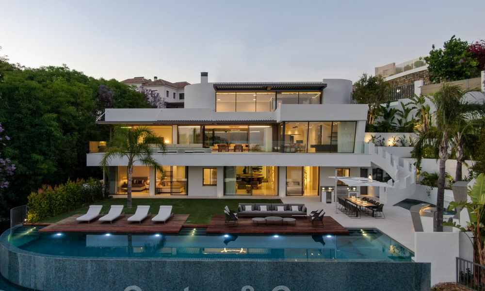 Villa moderna, lista para entrar a vivir, en venta con vistas en La Quinta, una urbanización de golf en Marbella - Benahavís 801059