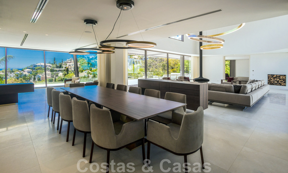 Villa moderna, lista para entrar a vivir, en venta con vistas en La Quinta, una urbanización de golf en Marbella - Benahavís 801060