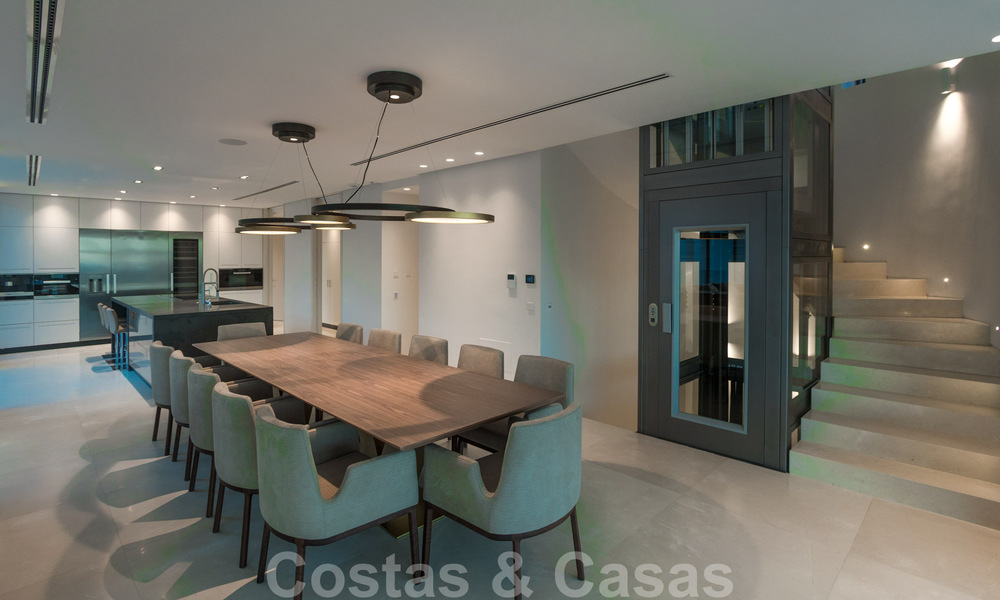 Villa moderna, lista para entrar a vivir, en venta con vistas en La Quinta, una urbanización de golf en Marbella - Benahavís 801062