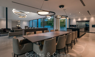 Villa moderna, lista para entrar a vivir, en venta con vistas en La Quinta, una urbanización de golf en Marbella - Benahavís 801063 