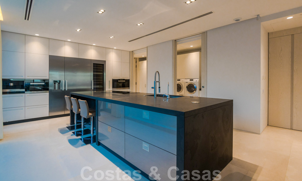 Villa moderna, lista para entrar a vivir, en venta con vistas en La Quinta, una urbanización de golf en Marbella - Benahavís 801065