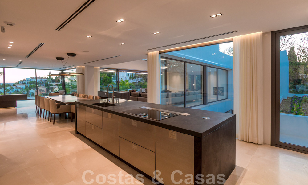 Villa moderna, lista para entrar a vivir, en venta con vistas en La Quinta, una urbanización de golf en Marbella - Benahavís 801066