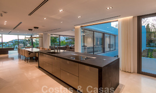 Villa moderna, lista para entrar a vivir, en venta con vistas en La Quinta, una urbanización de golf en Marbella - Benahavís 801066 