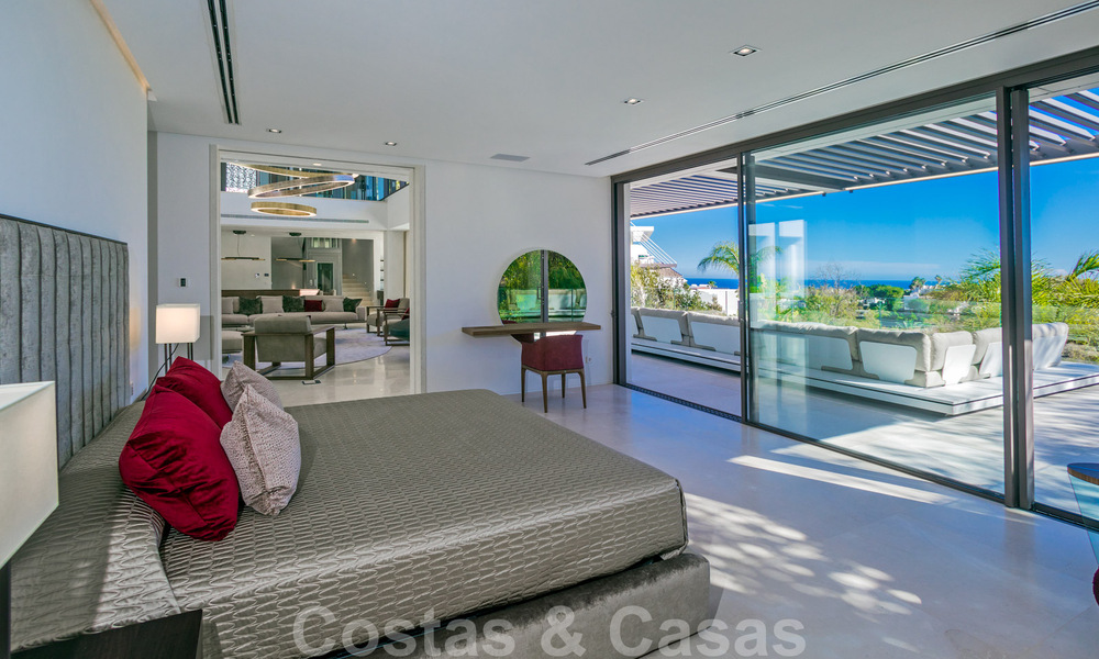 Villa moderna, lista para entrar a vivir, en venta con vistas en La Quinta, una urbanización de golf en Marbella - Benahavís 801067