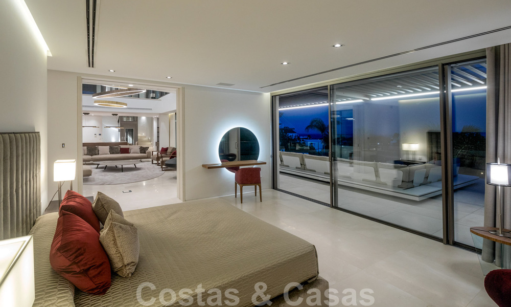 Villa moderna, lista para entrar a vivir, en venta con vistas en La Quinta, una urbanización de golf en Marbella - Benahavís 801069