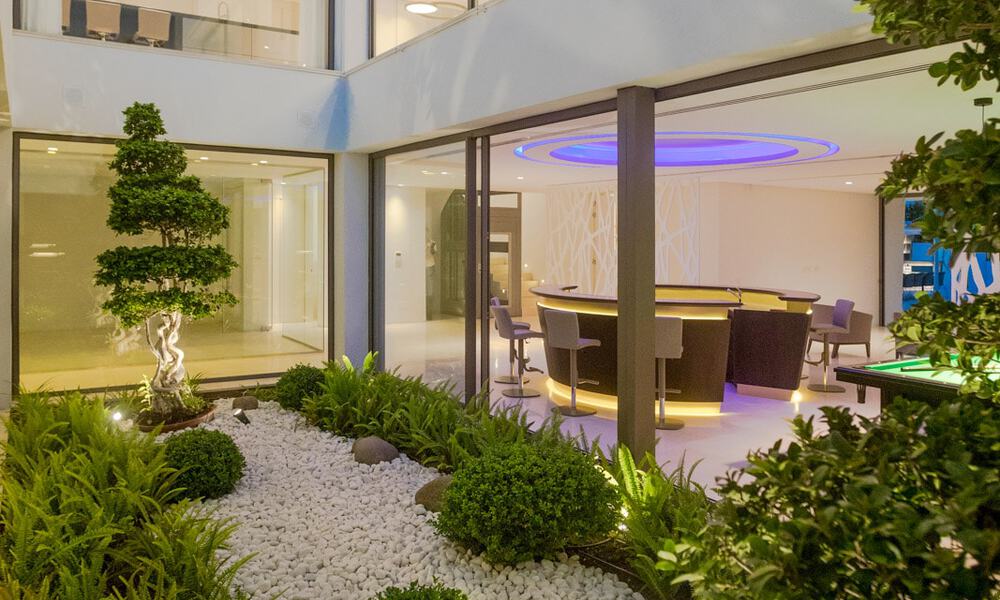 Villa moderna, lista para entrar a vivir, en venta con vistas en La Quinta, una urbanización de golf en Marbella - Benahavís 801070