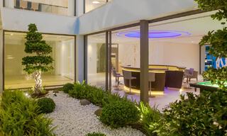 Villa moderna, lista para entrar a vivir, en venta con vistas en La Quinta, una urbanización de golf en Marbella - Benahavís 801070 