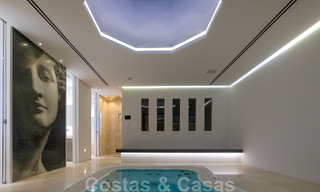 Villa moderna, lista para entrar a vivir, en venta con vistas en La Quinta, una urbanización de golf en Marbella - Benahavís 801071 