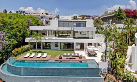Villa moderna, lista para entrar a vivir, en venta con vistas en La Quinta, una urbanización de golf en Marbella - Benahavís 801072