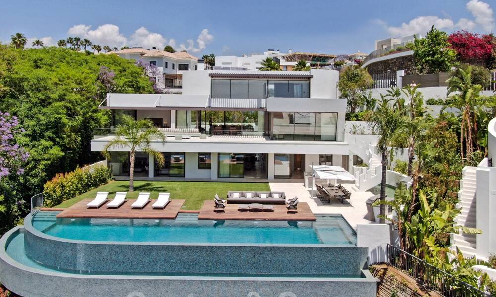 Villa moderna, lista para entrar a vivir, en venta con vistas en La Quinta, una urbanización de golf en Marbella - Benahavís 801072