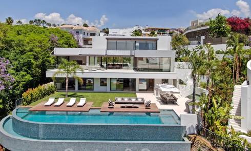 Villa moderna, lista para entrar a vivir, en venta con vistas en La Quinta, una urbanización de golf en Marbella - Benahavís 801072