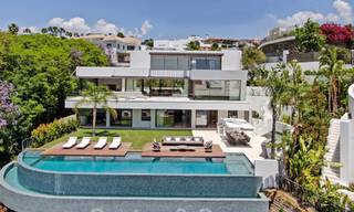 Villa moderna, lista para entrar a vivir, en venta con vistas en La Quinta, una urbanización de golf en Marbella - Benahavís 801072