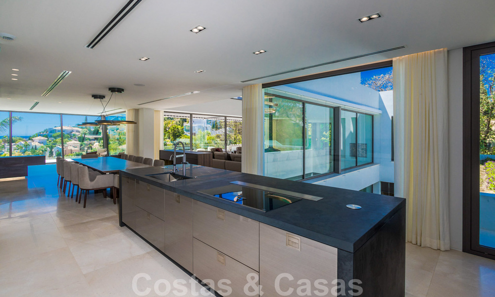 Villa moderna, lista para entrar a vivir, en venta con vistas en La Quinta, una urbanización de golf en Marbella - Benahavís 801073